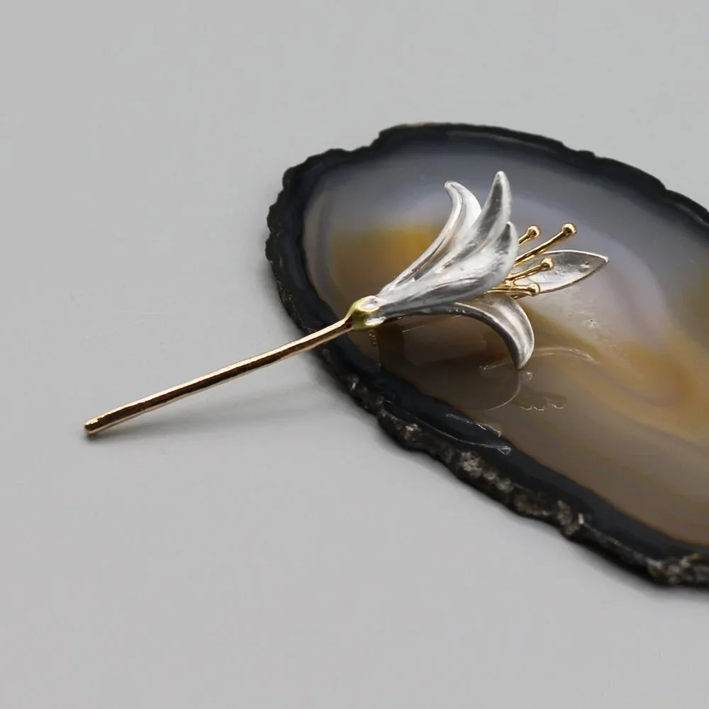Jewelry pin brooch lily flower blue gold tone dainty elegant beautiful new